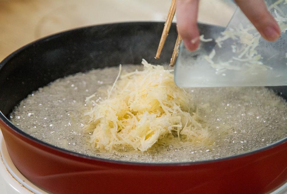 Tôm mà đem chiên kiểu này ăn cơm cũng ngon mà ăn tiệc lại càng chuẩn - Ảnh 3 Tôm mà đem chiên kiểu này ăn cơm cũng ngon mà ăn tiệc lại càng chuẩn - Ảnh 3